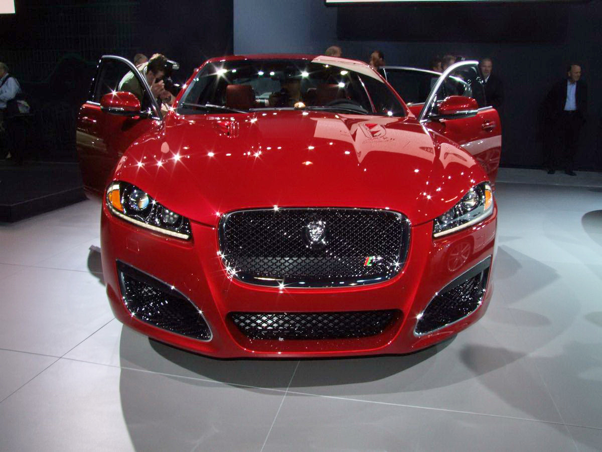 Роскошный и динамичный Jaguar XF и XFR
