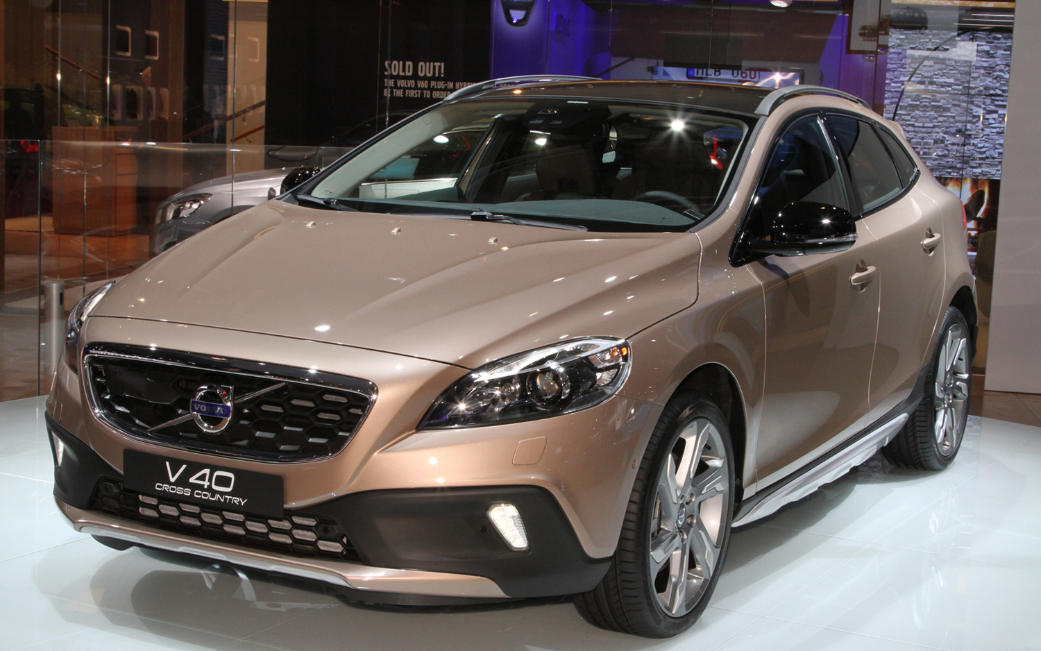 volvo-v40-cross-20country-front